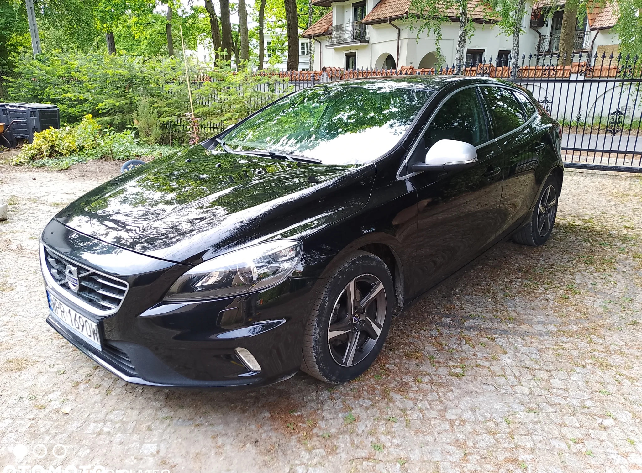 Volvo V40 cena 39900 przebieg: 225600, rok produkcji 2015 z Brwinów małe 56